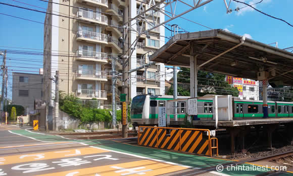 北池袋駅。すぐ隣をJR埼京線が走っています。