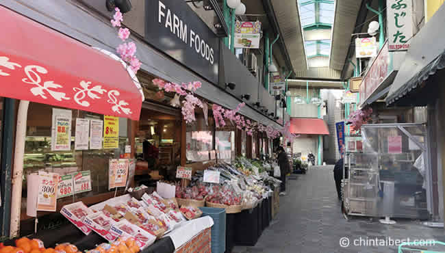 野方駅前商店街の突き当たりには昭和を感じさせるミニアーケード商店街もあります。