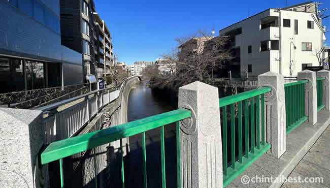 駅から5分ほど歩くと、神田川があります。