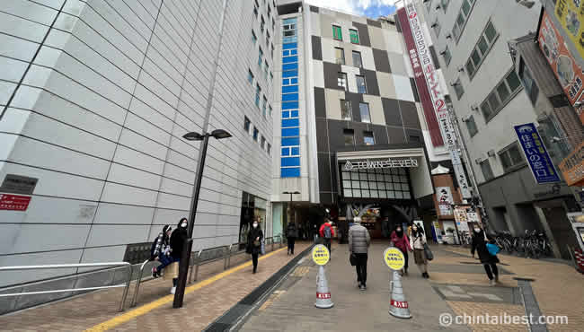 荻窪駅北口の様子。「ルミネ」「タウンセブン」などの大型商業施設が立ち並んでいます。