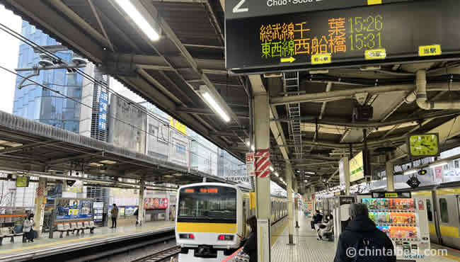 中央・総武緩行線のホーム。中央・総武緩行線完結のものと東京メトロ東西線に乗り入れるものがあり、どちらも5分程度の間隔で運行されています。
