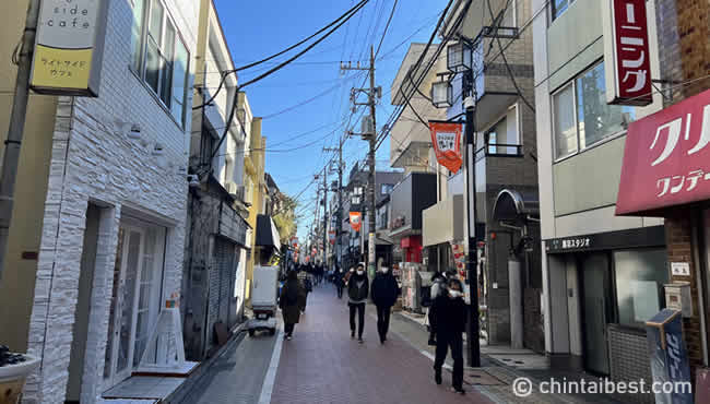 新高円寺通りの様子。スーパーや花屋、コンビニなどもそろっています。