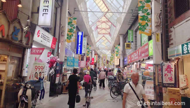 阿佐ヶ谷駅の南口にある「阿佐ヶ谷

<p>パールセンター商店街」は、阿佐ヶ谷駅最大の商店街です。