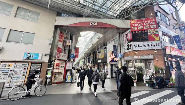 アーケード商店街である「高円寺パル商店街」なら、雨の日でも買い物ができます。
