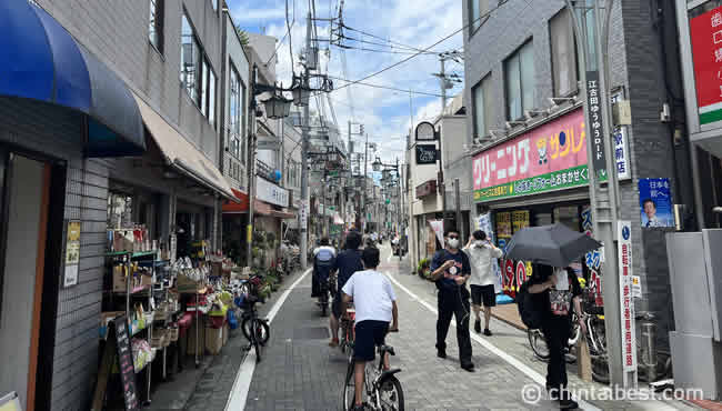 「江古田銀座商店街」。飲食店など多くの専門店があります。