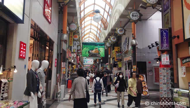 中野サンモール商店街。アーケード商店街なので天気に左右されることなく買い物できます。全長240m、100店舗以上のお店が軒を連ねる大型商店街です。