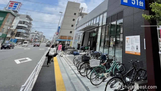 浦安駅周辺のスーパー。自転車で買いものに来る人も多い。