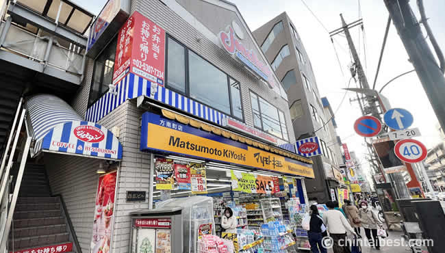 「マツモトキヨシ 方南町店」。こちらも上にファミレスの「ジョナサン」があります。