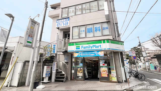 駅すぐにある「ファミリーマート 上井草駅前店」。上には眼科、塾などがあります。