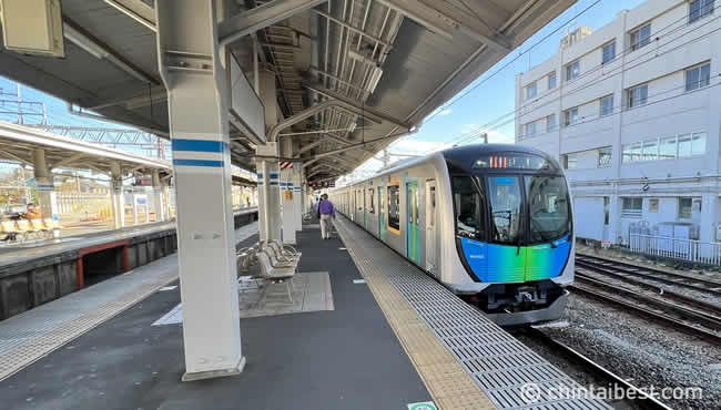 西武新宿線。一部、拝島へ向かう列車も走っています。