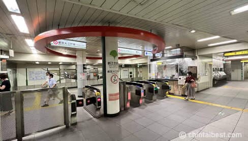新江古田駅の改札。駅の中は広々としています。