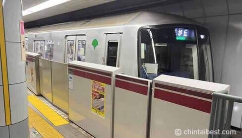 都営大江戸線。駅にはホームドアも設置されて安心感があります。