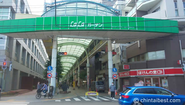 赤羽駅のすぐ近くには「赤羽スズラン通り商店街」があります。
