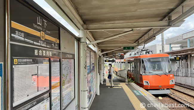 「山下駅」と世田谷線。東急田園都市線三軒茶屋駅、京王線下高井戸駅に行くのに便利です。