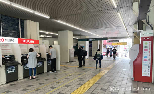 三菱UFJ、みずほ銀行など、駅中にATMが設置されています。