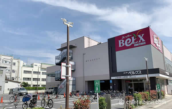 「ベルクス西新井西店」。駐車場がとても広いので、車で買い物に来る人も多いのかもしれません。