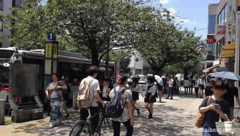 駅前にあるバス停。目黒駅や成城学園前駅行きがでています。