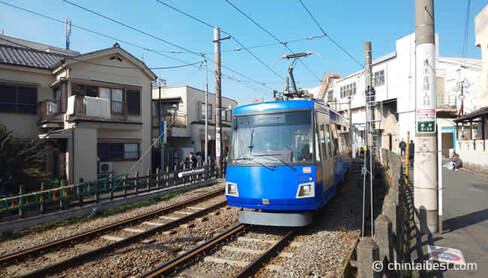 東急世田谷線。2両編成で可愛らしい電車が走っています。