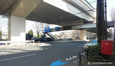 甲州街道。上には「首都高速4号新宿線」が走っています。