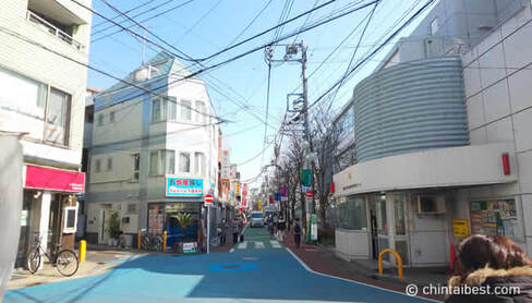 向かって右手にあるのが交番。駅からすぐの場所にあります。交番の奥に松沢小学校があります。
