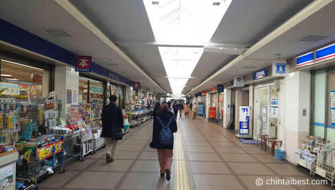 下高井戸駅の構内。改札へ向かう通路です。吉野家、啓文堂書店など充実した設備が整います。