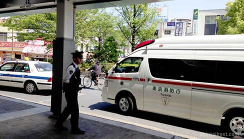 小岩駅にいた警察と救急車