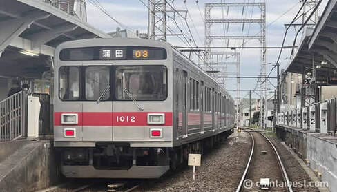 東急池上線。3両編成の短い編成で運行しています。